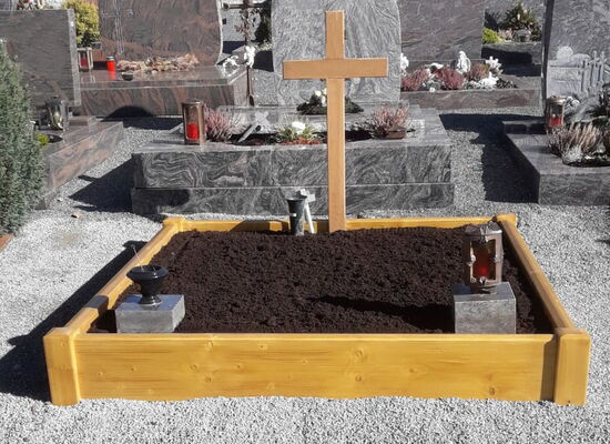 Holzgrabrahmen als Einfass für ein Doppelgrab am Friedhof in Volsbach